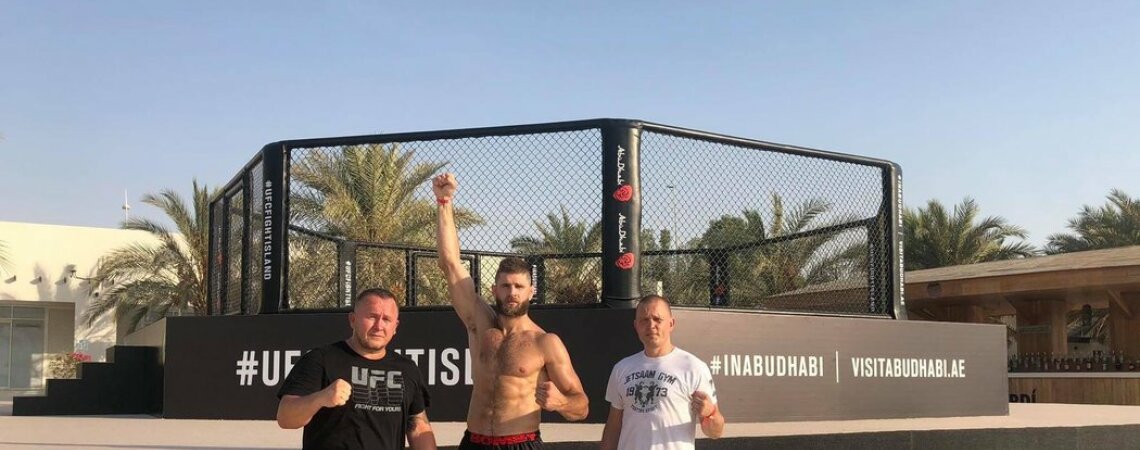 Famózní vstup do UFC - svěřenec našeho patrona Jiří Procházka zakončil svůj první zápas vítězným K. O.